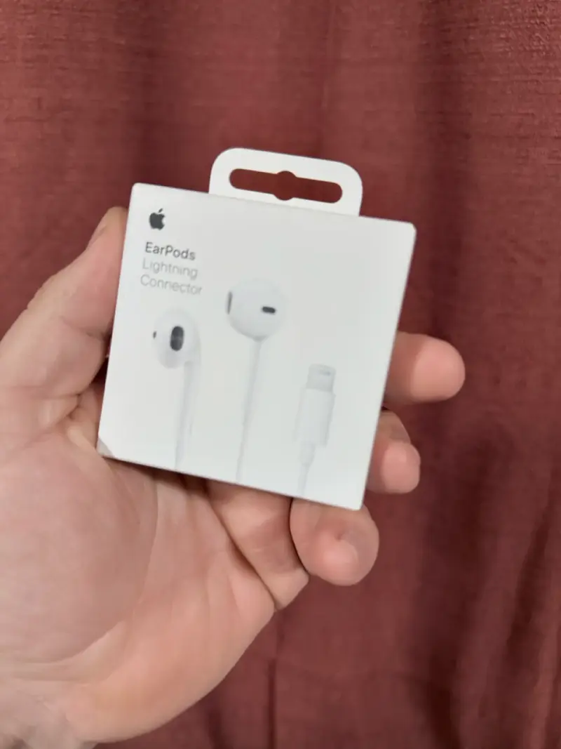Audífonos EarPods con conector Lightning - 1