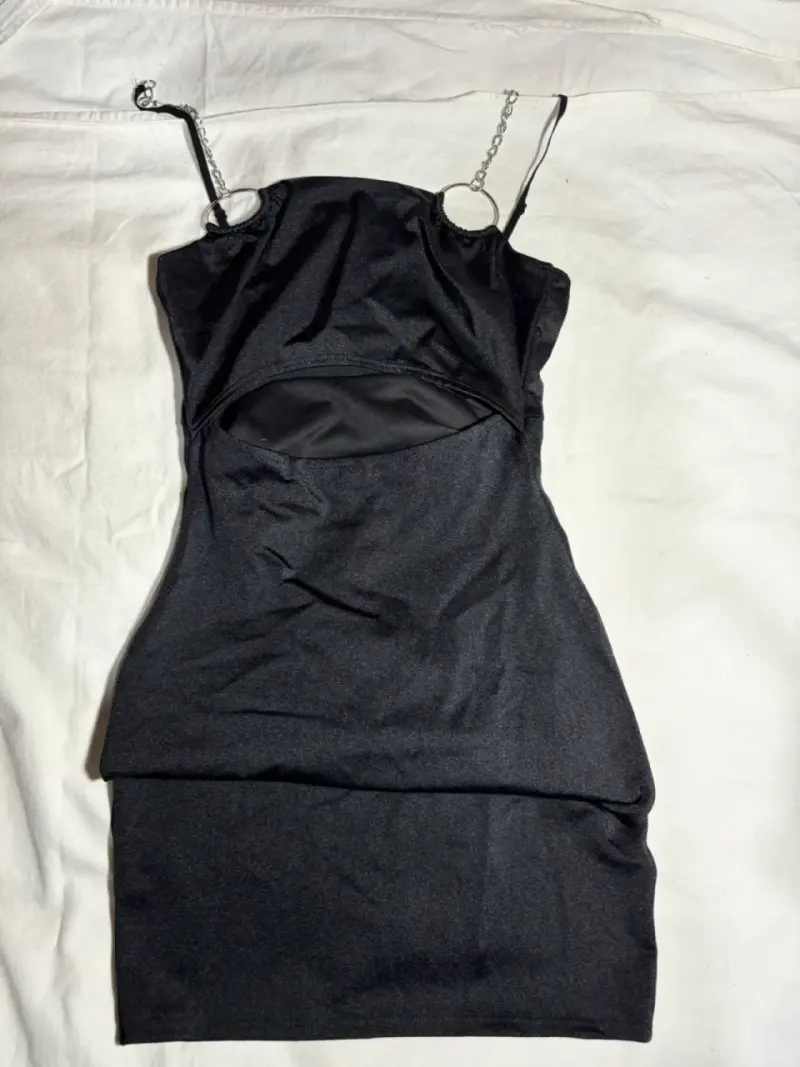 Vestido negro con tirantes metálicos fashion nova
