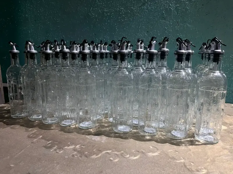 Botellas de vidrio con vertedor
