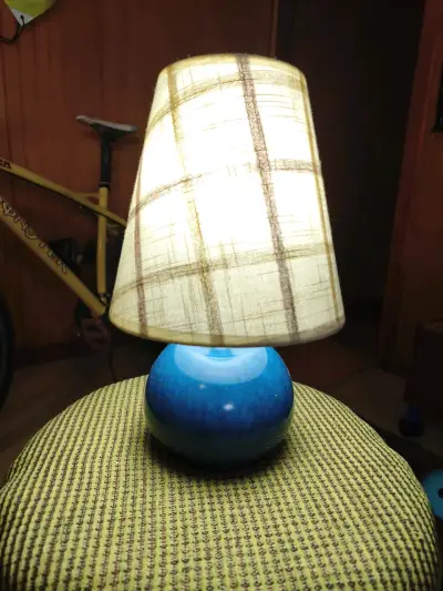 Lámpara de mesa azul con pantalla - miniatura 1