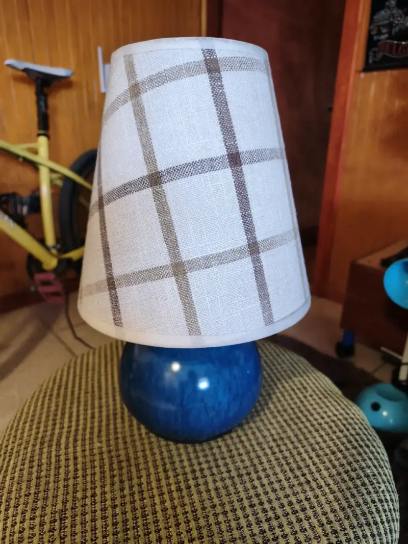Lámpara de mesa azul con pantalla - 2