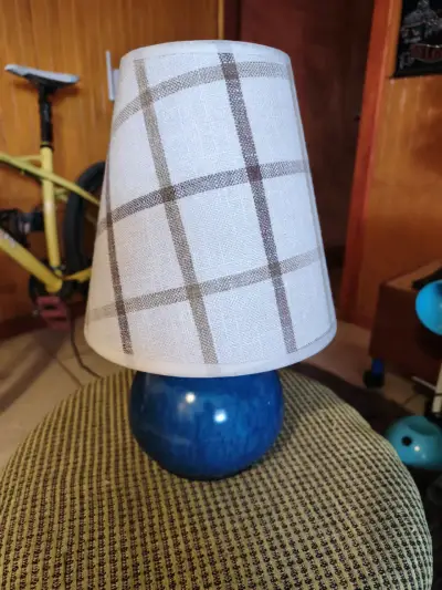 Lámpara de mesa azul con pantalla - miniatura 2