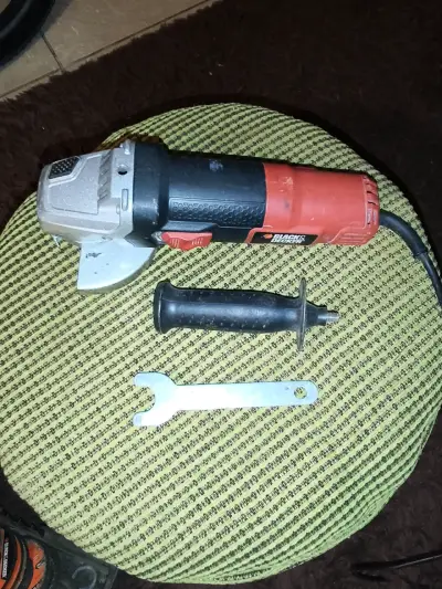 Esmeriladora Black & Decker - miniatura 2