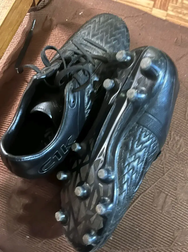 Botines de fútbol negros con toperoles - 1