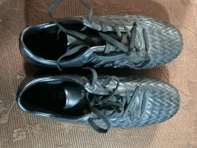 Botines de fútbol negros con toperoles - miniatura 2
