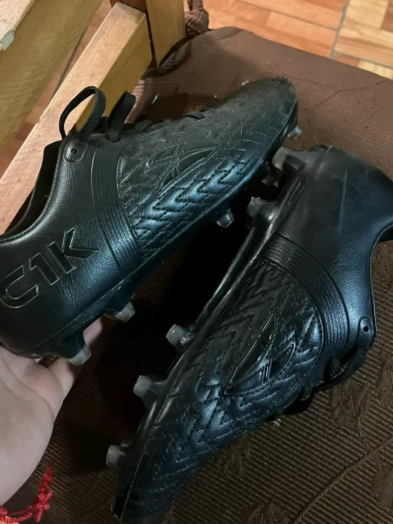 Botines de fútbol negros con toperoles - 3