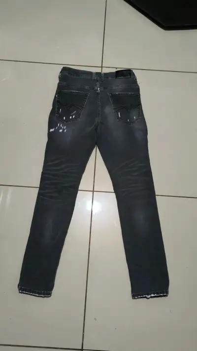 Jeans negros con diseño único - miniatura 1