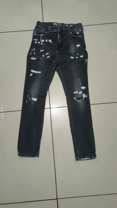 Jeans negros con diseño único - miniatura 2