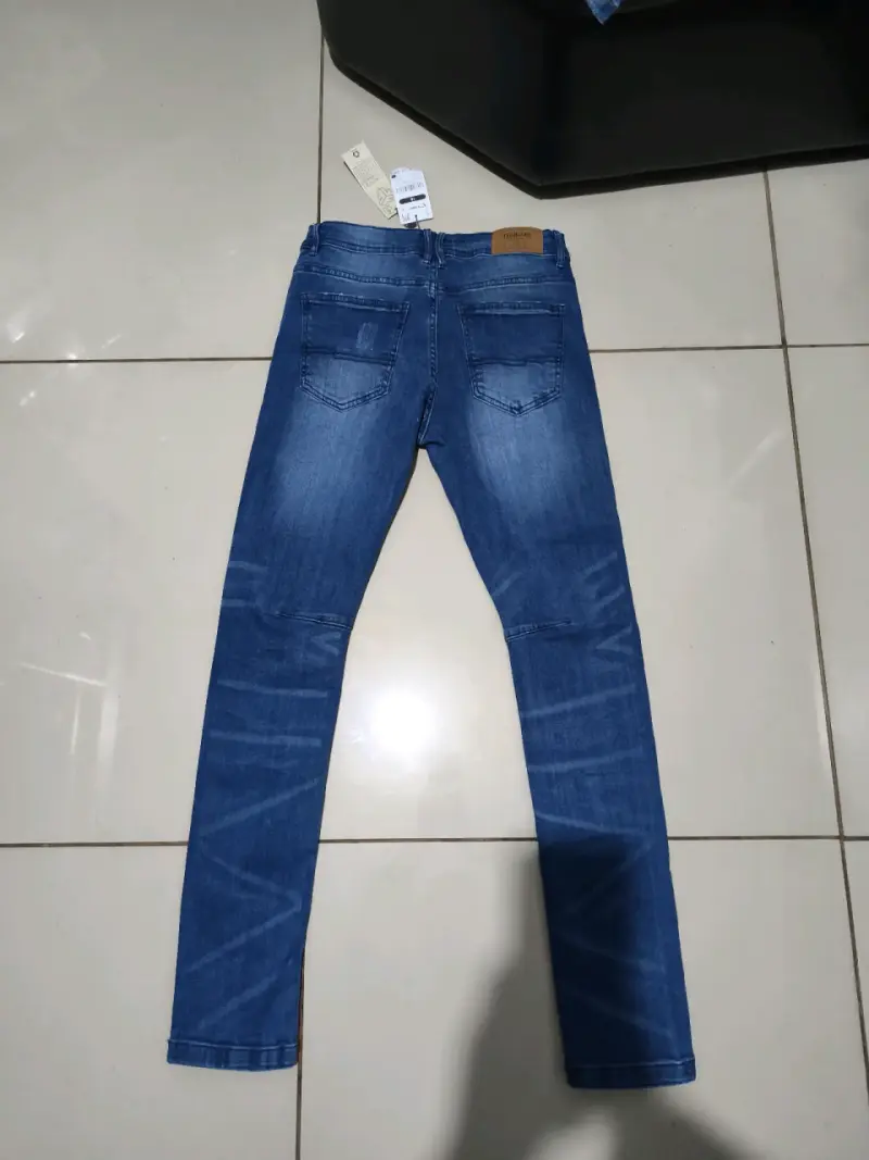 Jeans negros con diseño único - 4