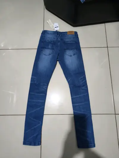 Jeans negros con diseño único - miniatura 4