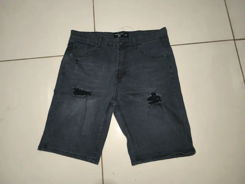 Jeans negros con diseño único - 5