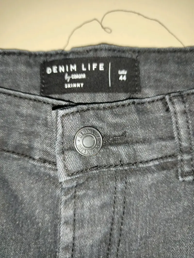 Jeans negros con diseño único - 6