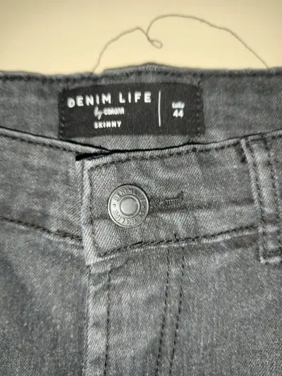 Jeans negros con diseño único - miniatura 6