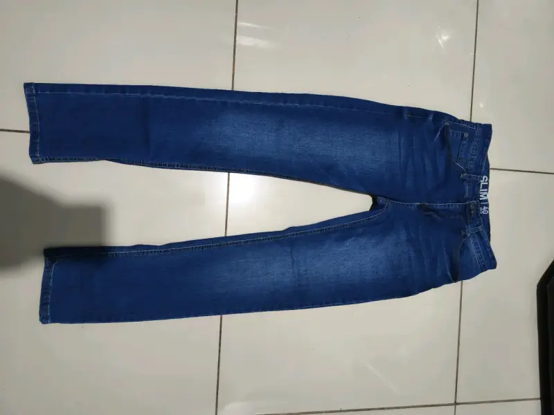 Jeans negros con diseño único - 7