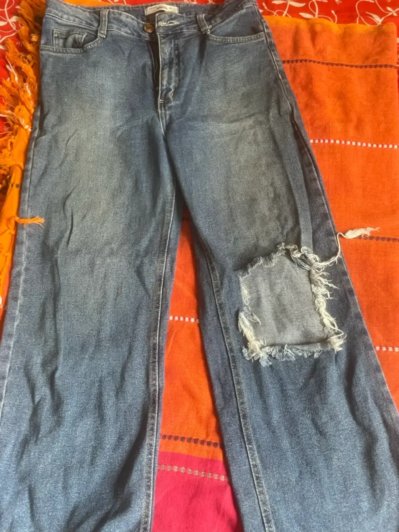 Jeans azules con detalle rasgado
