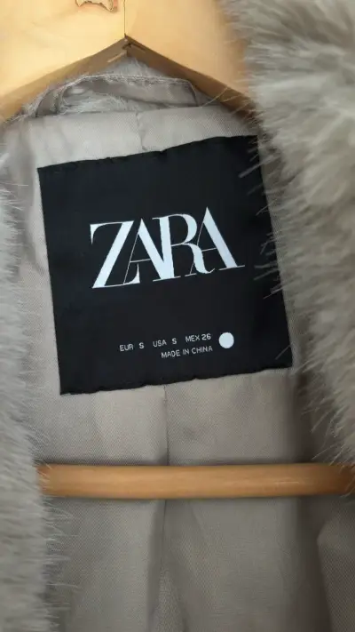 Abrigo peludo gris  Zara - miniatura 2