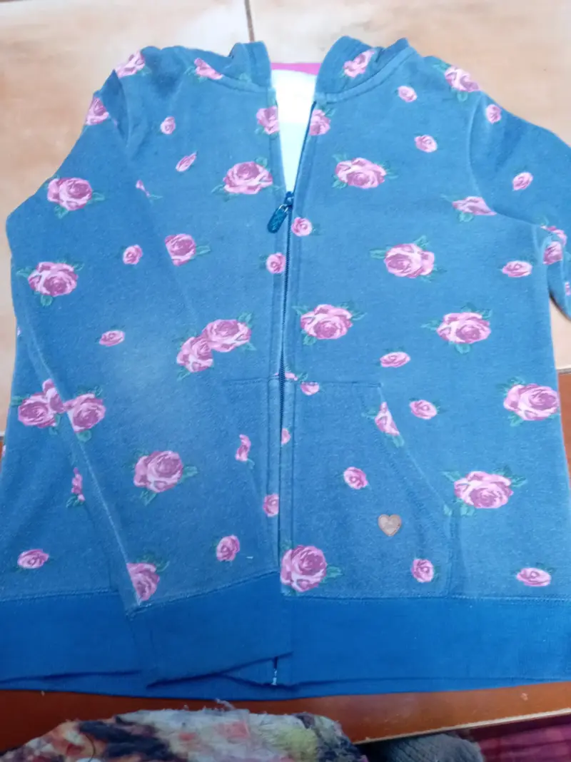 Polerón azul con flores rosadas