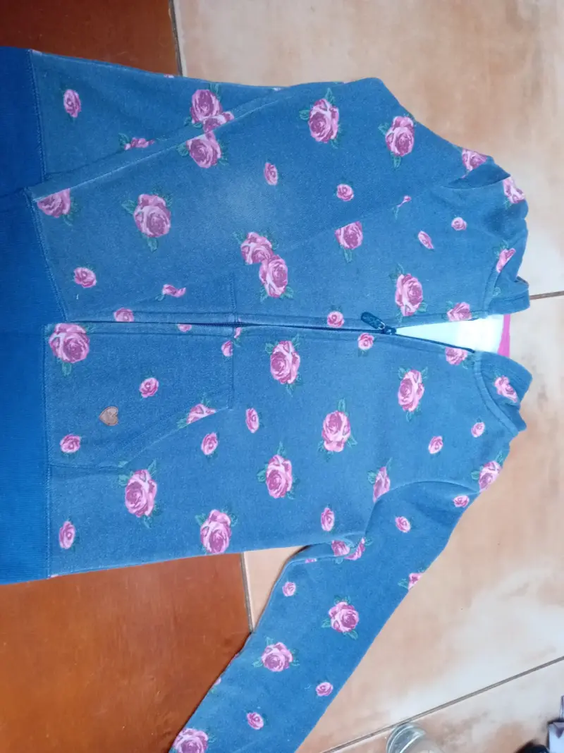 Polerón azul con flores rosadas - 2