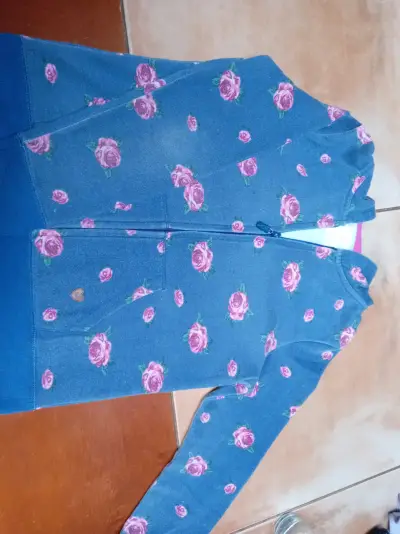 Polerón azul con flores rosadas - miniatura 2
