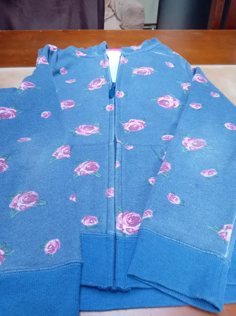Polerón azul con flores rosadas - 4