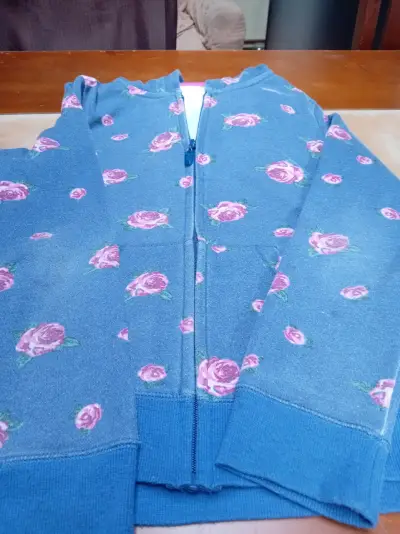 Polerón azul con flores rosadas - miniatura 4