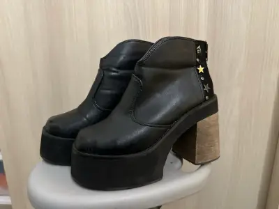 Botines negros con tacón decorado - miniatura 1