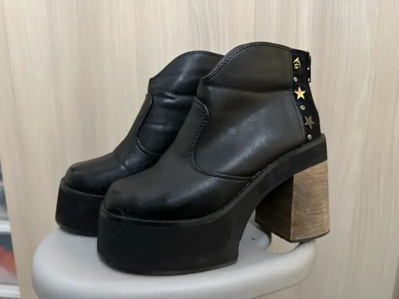 Botines negros con tacón decorado - 2