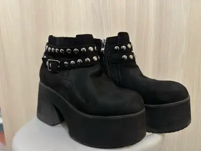 Botines negros con tachas - miniatura 1