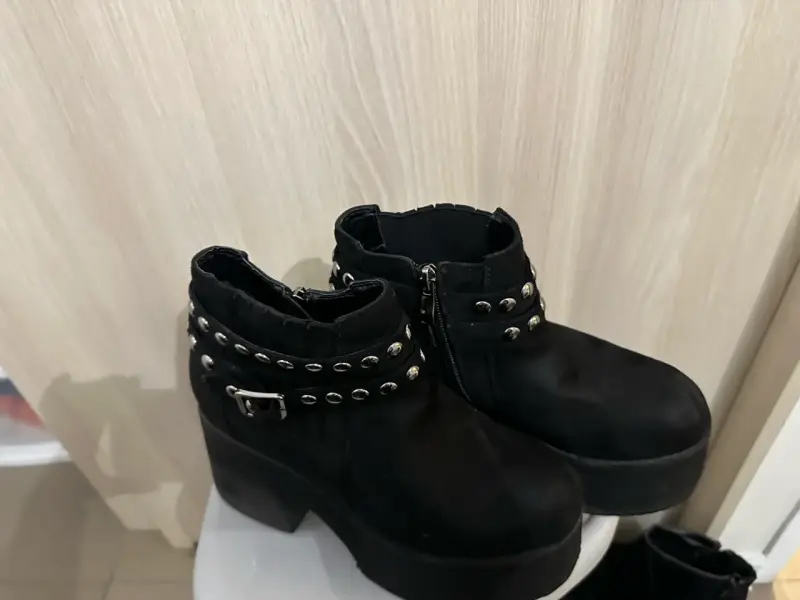 Botines negros con tachas - 2