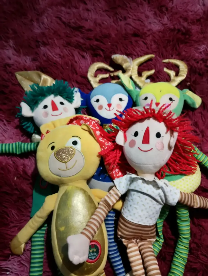 Set de peluches coloridos duendes magicos