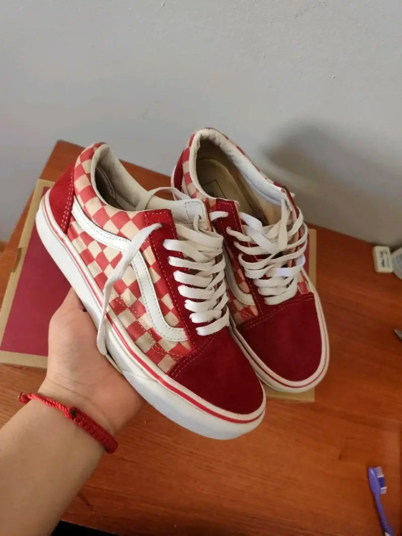 Zapatillas a cuadros rojas