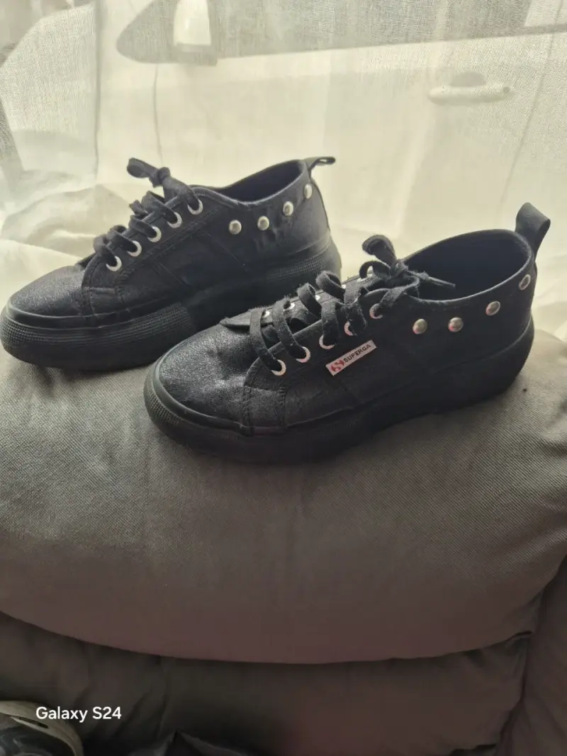 Zapatillas negras con tachas