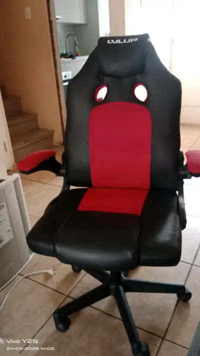 Silla gamer negra y roja - miniatura 1