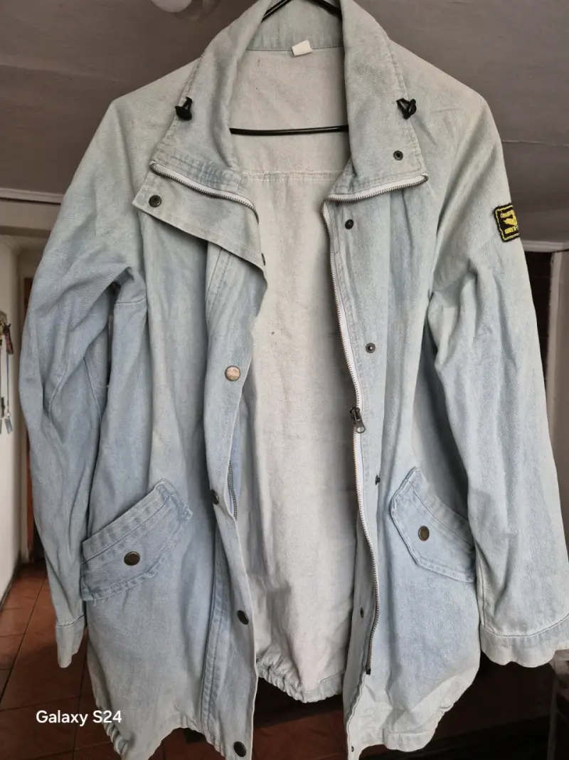 Chaqueta de mezclilla azul claro