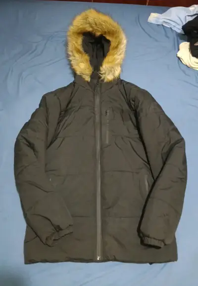 Chaqueta negra con capucha peluda - miniatura 1