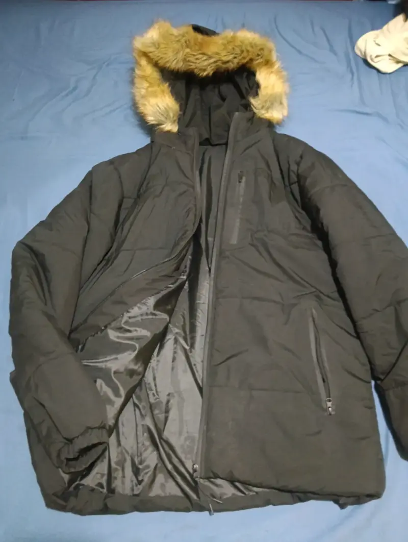 Chaqueta negra con capucha peluda - 2