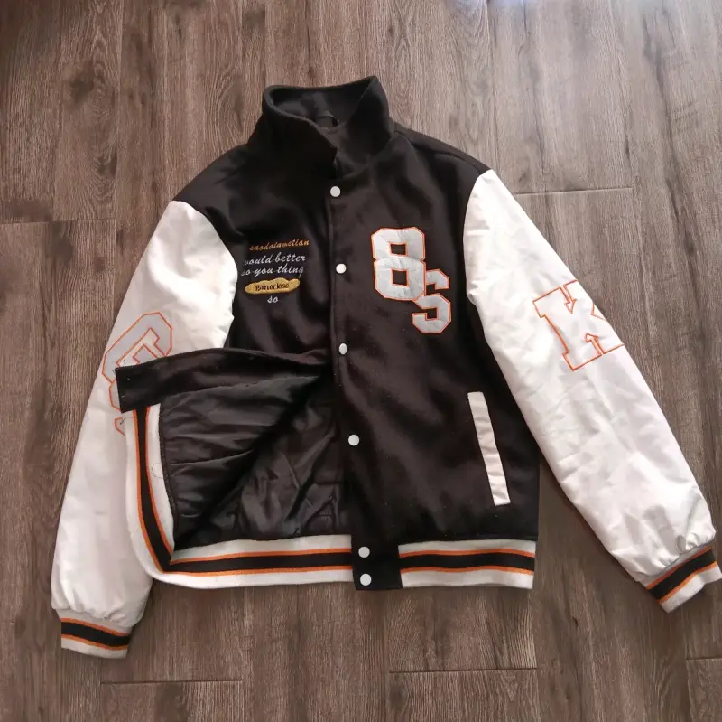 Chaqueta varsity negra y blanca - 2