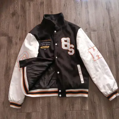 Chaqueta varsity negra y blanca - miniatura 2