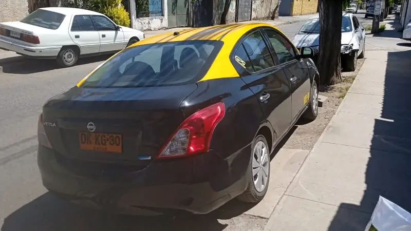 Taxi Nissan negro y amarillo - 2