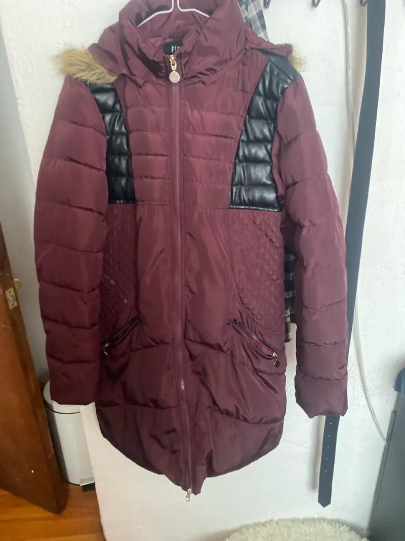 Abrigo burdeos con detalles de cuero