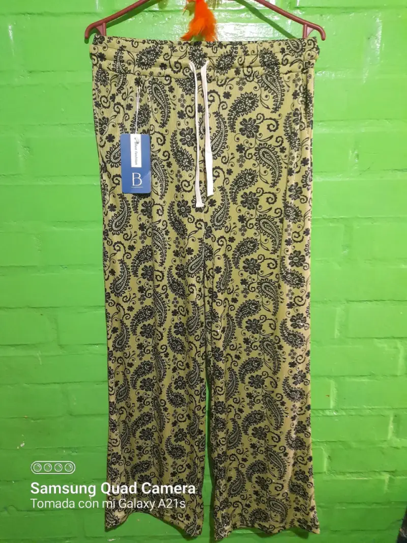 Pantalones estampados beige y negro - 1