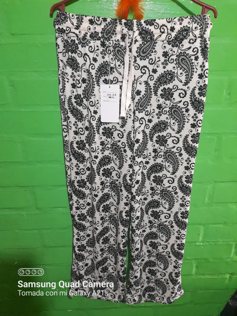 Pantalones estampados beige y negro - 2