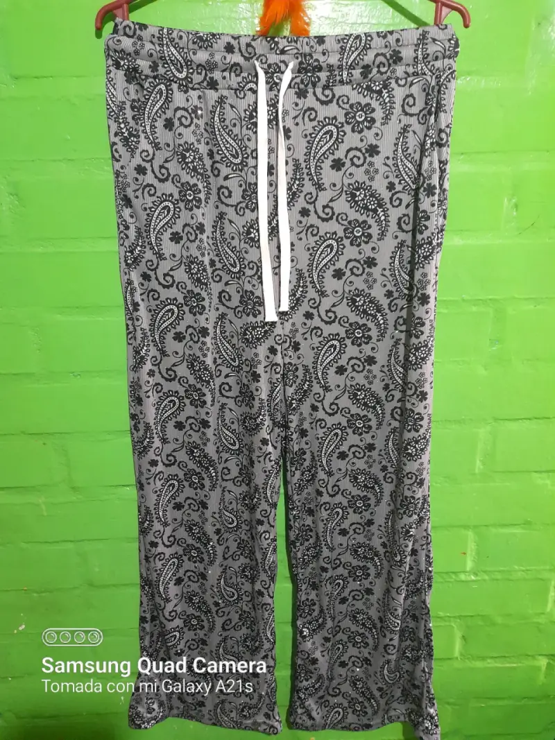 Pantalones estampados beige y negro - 4