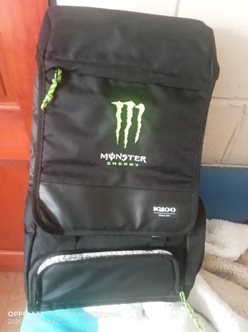 Mochila negra Monster Energy cooler marca igloo - 1