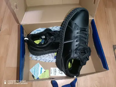 Zapatillas deportivas negras nuevas - miniatura 2