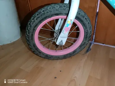 Bicicleta infantil con ruedas auxiliares - miniatura 2