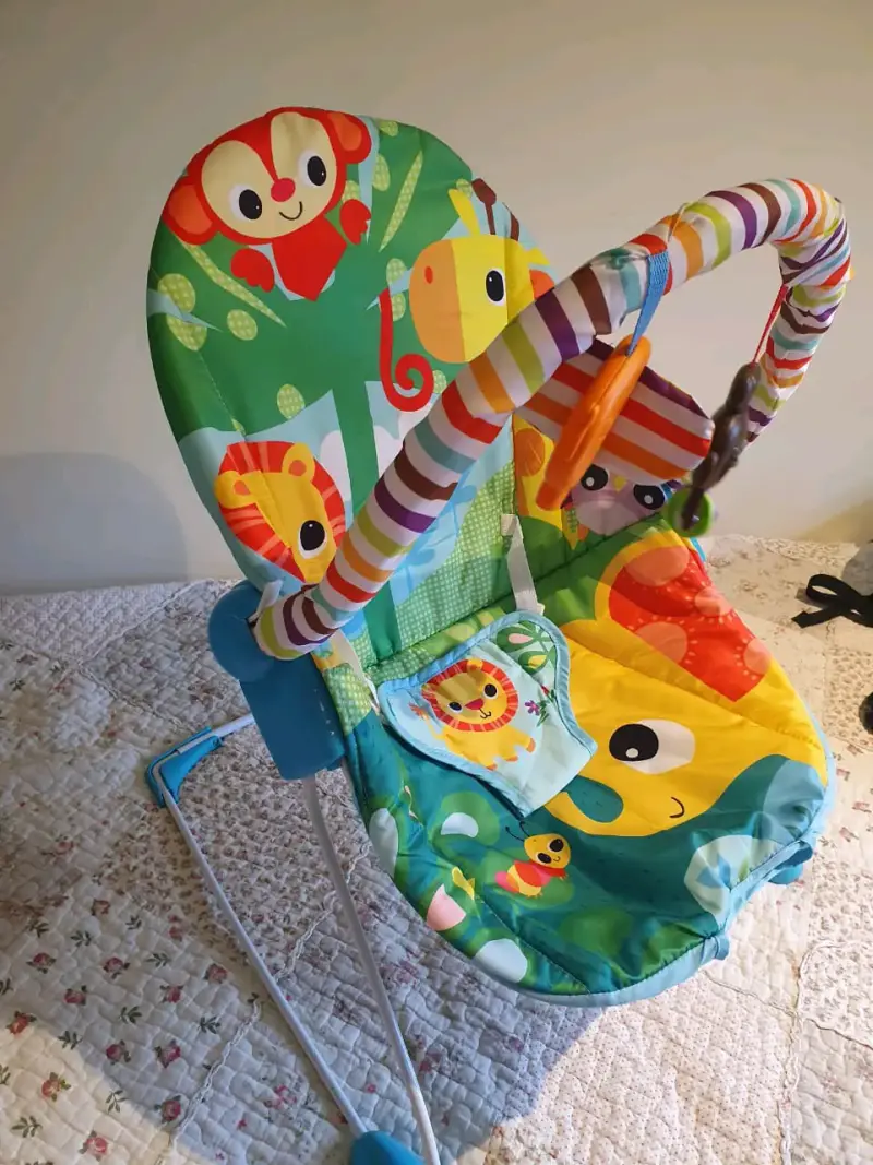 Silla mecedora infantil colorida