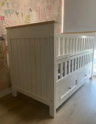 Cuna de madera blanca con cajones - miniatura 1