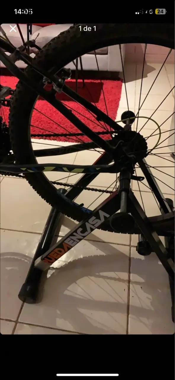 Bicicleta con rodillo negro