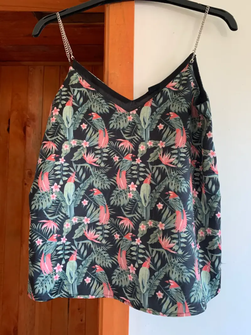 Polera de tirantes estampada